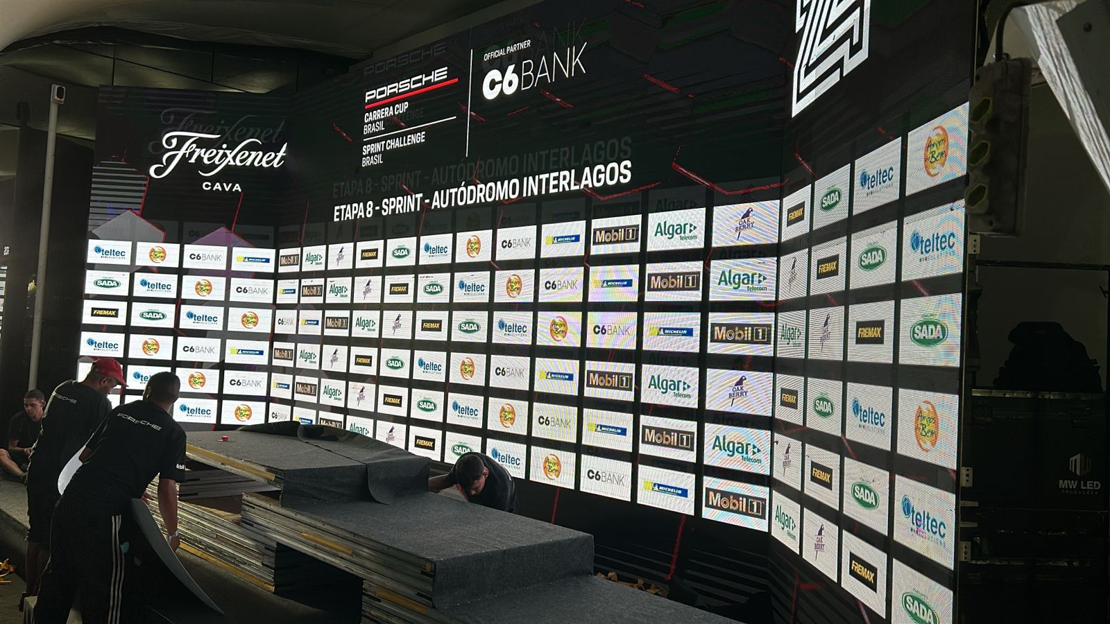 Aluguel de Painéis de LED BAIRROS  Savassi/Lourdes EM 2026-ALUGUEL DE TOTEM TOUCH SCREEN 